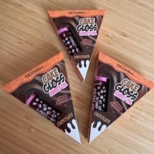 Cake Gloss Sweet Oil DDONNA – Edición Limitada Hidrata, da brillo irresistible y un delicioso aroma a Chocolate o Strawberry & Cream. Labios suaves, jugosos y con efecto gloss inmediato. - Imagen 7